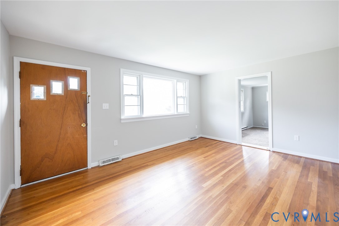 3000 Perlock Road Richmond, VA 23237 - Photo 4 of 16 Foyer entrance with plenty of natural light and li
