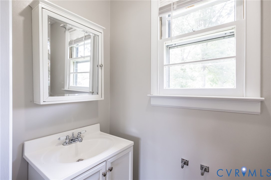 3000 Perlock Road Richmond, VA 23237 - Photo 7 of 16 Bathroom featuring vanity