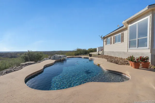 $999,900 | 3239 County Road 467, Devine, TX 78016