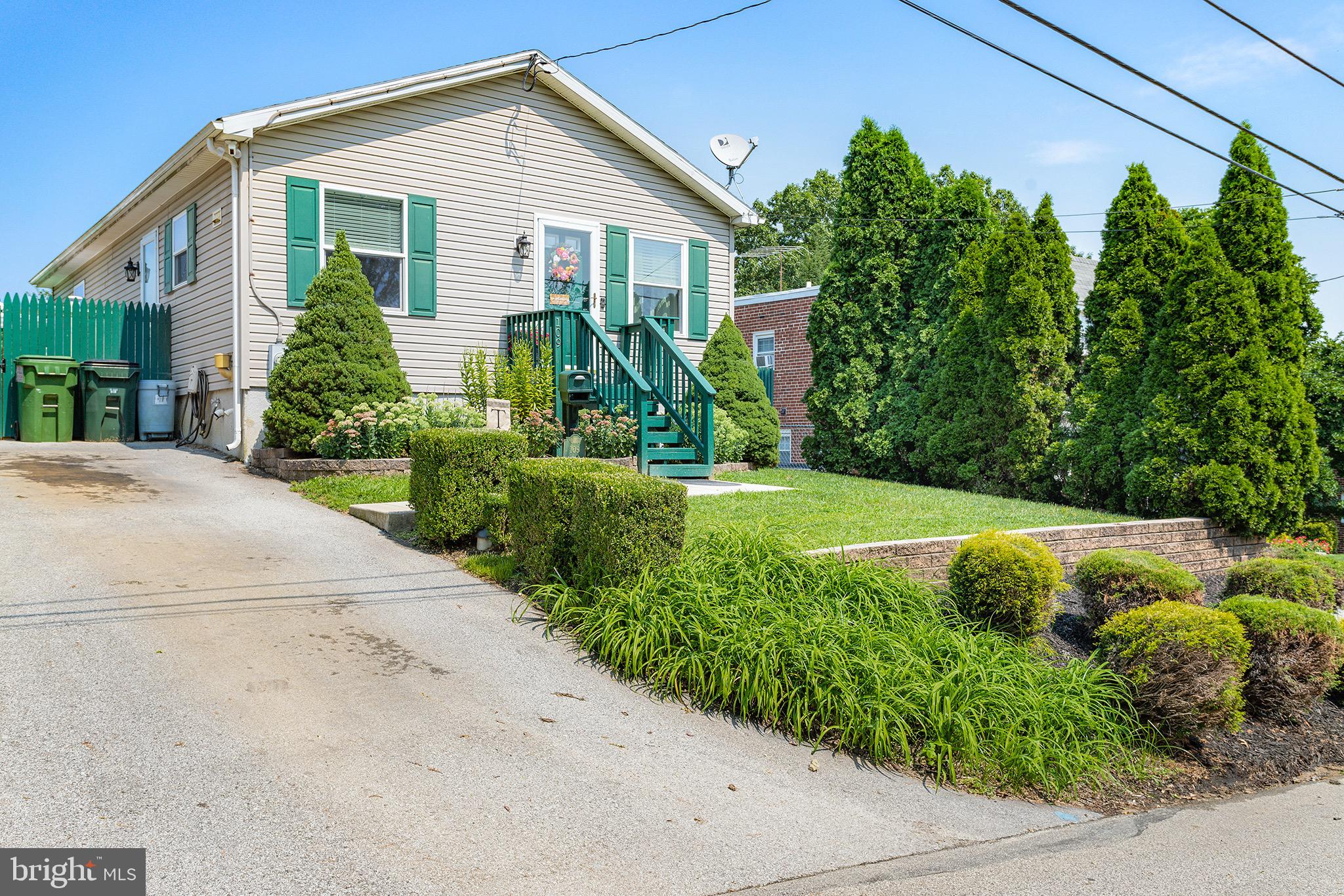 109 Maple Road Wallingford, PA 19086 - Photo 2 of 29