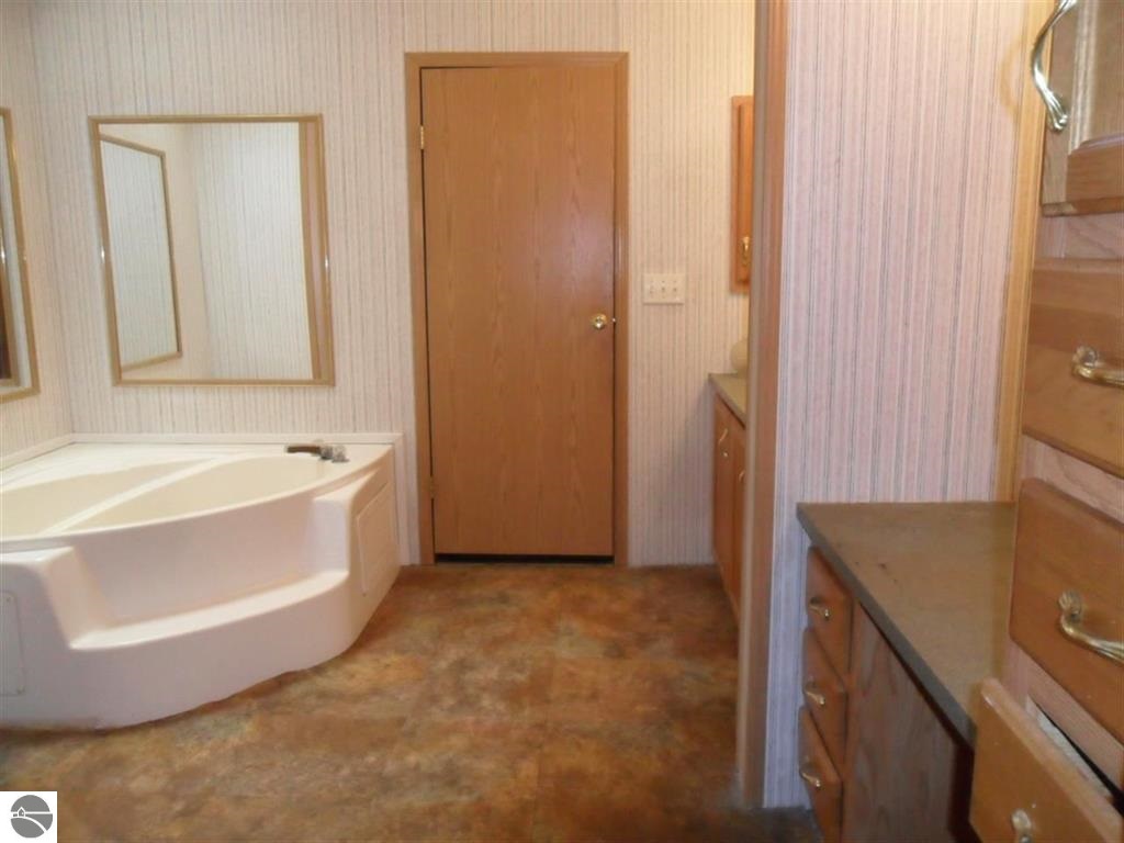 11530 30 3/4 Road Cadillac, MI 49601 - Photo 11 of 12 1793165-10.JPG