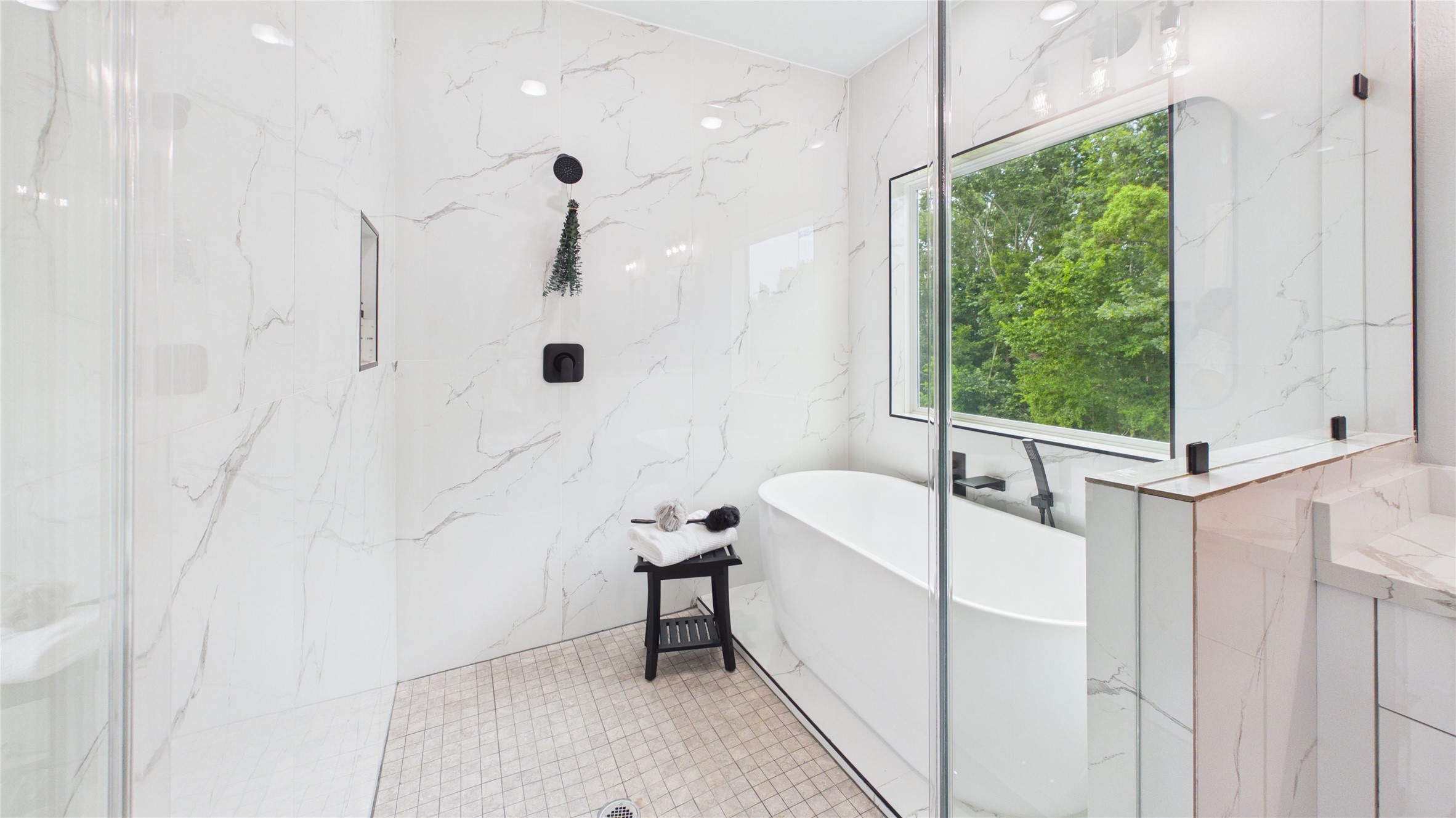3748 Corder Street Houston, TX 77021 - Photo 18 of 31 Soak in tub and separate shower
