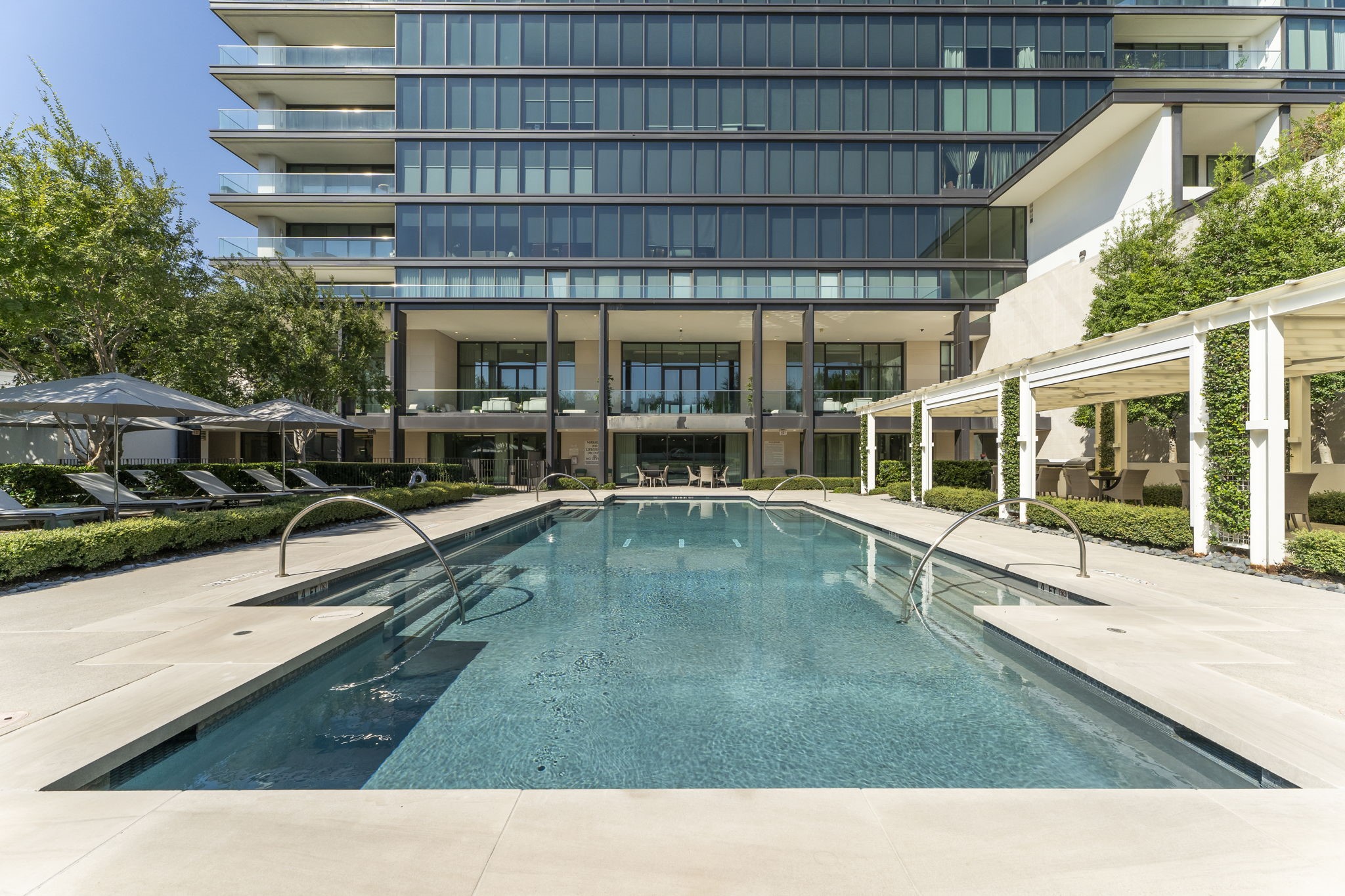 3433 Westheimer Road, Unit 1005 Houston, TX 77027 - Photo 44 of 47 a view of a house with a swimming pool