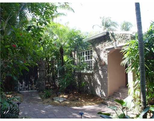645 North Victoria Park Road Fort Lauderdale, FL 33304 - Photo 3 of 25 a backyard of a house with lots of green space