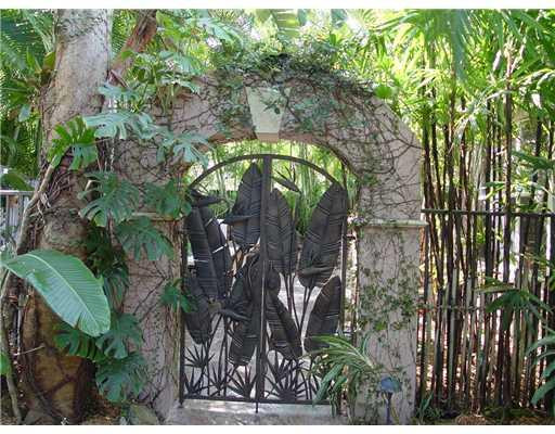 645 North Victoria Park Road Fort Lauderdale, FL 33304 - Photo 6 of 25 a backyard of a house with lots of green space