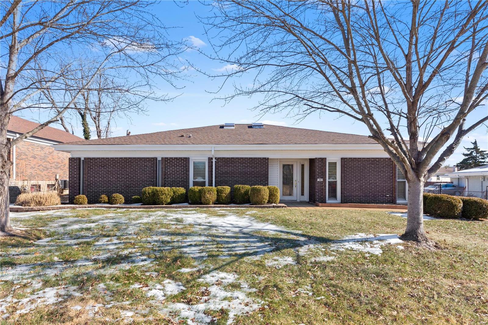 304 Holloway Road Ballwin, MO 63011 - Photo 1 of 27 Gallery Image 1