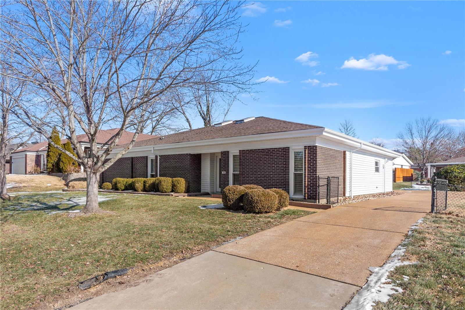 304 Holloway Road Ballwin, MO 63011 - Photo 2 of 27 Gallery Image 2