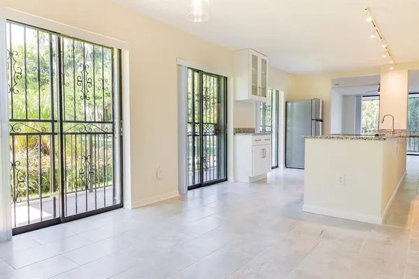 $179,000 | 208 North Lake Howard Drive, Unit 104, Winter Haven, FL 33881