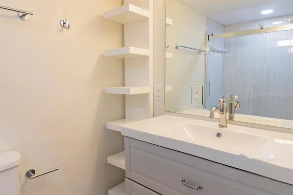 $179,000 | 208 North Lake Howard Drive, Unit 104, Winter Haven, FL 33881