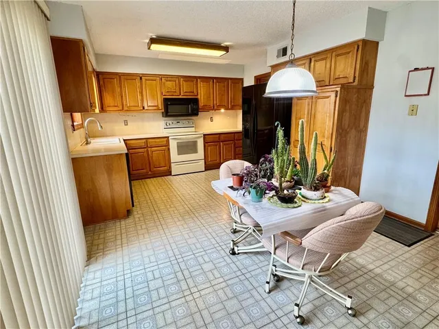 $369,950 | 15318 West 80th Place, Lenexa, KS 66219