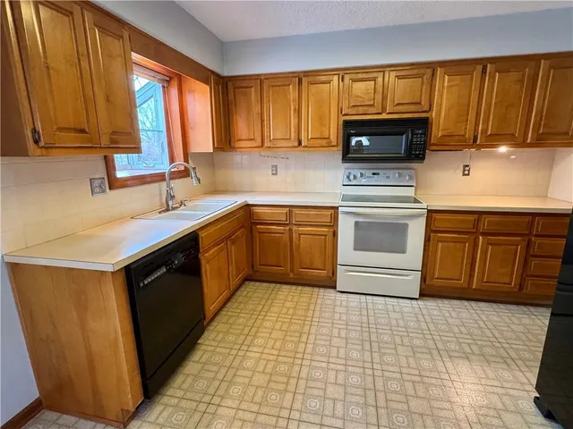 $369,950 | 15318 West 80th Place, Lenexa, KS 66219