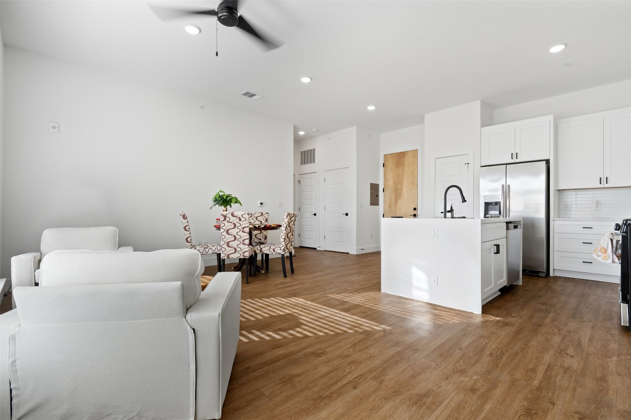 1811 Webberville Road, Unit 1305 Austin, TX 78721 - Photo 11 of 13 Living room featuring dark wood-style floors, a ceiling fan, and recessed lighting