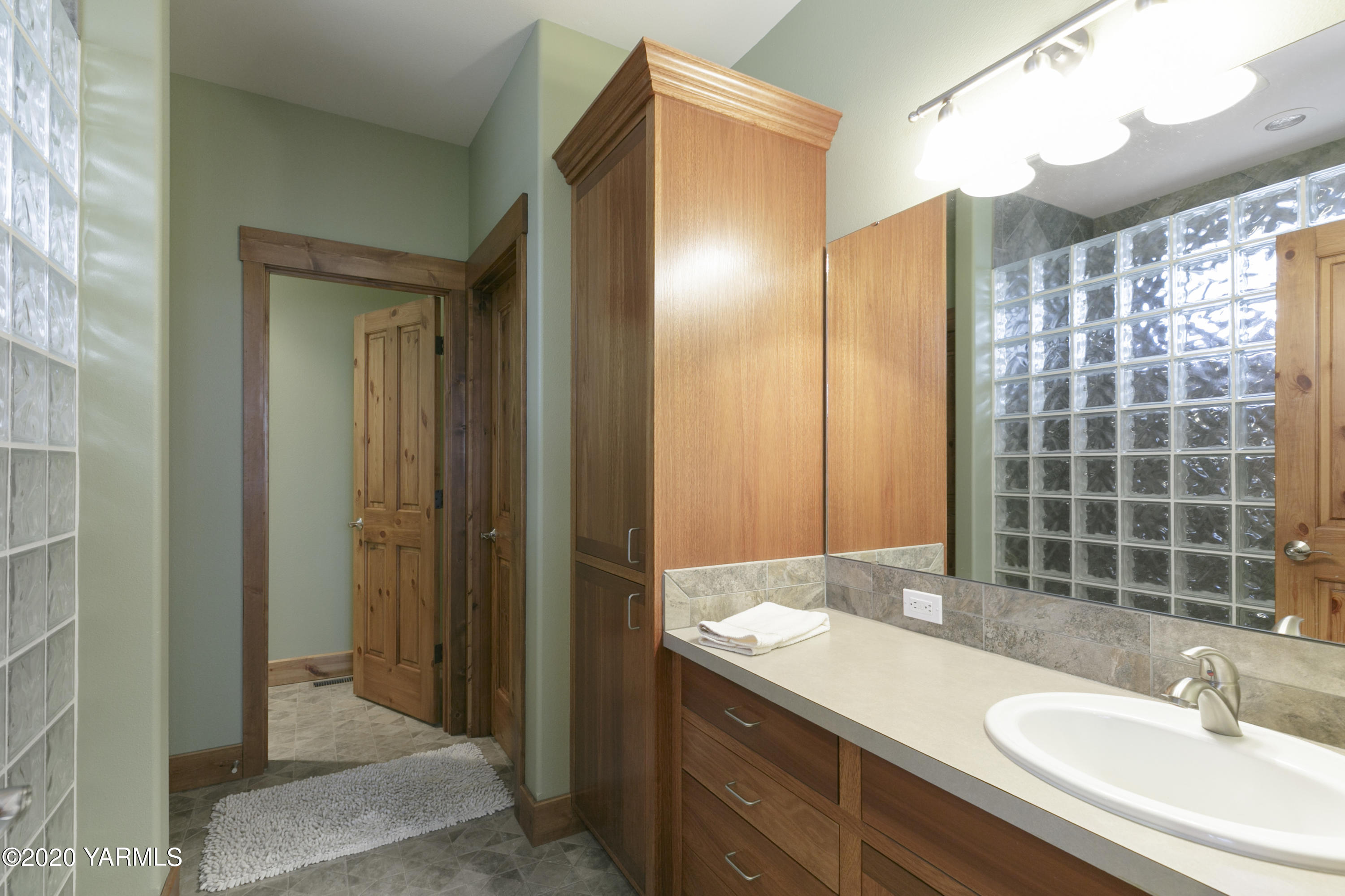 1800 Cook Road Yakima, WA 98908 - Photo 14 of 42 Master bathroom with walk in closet