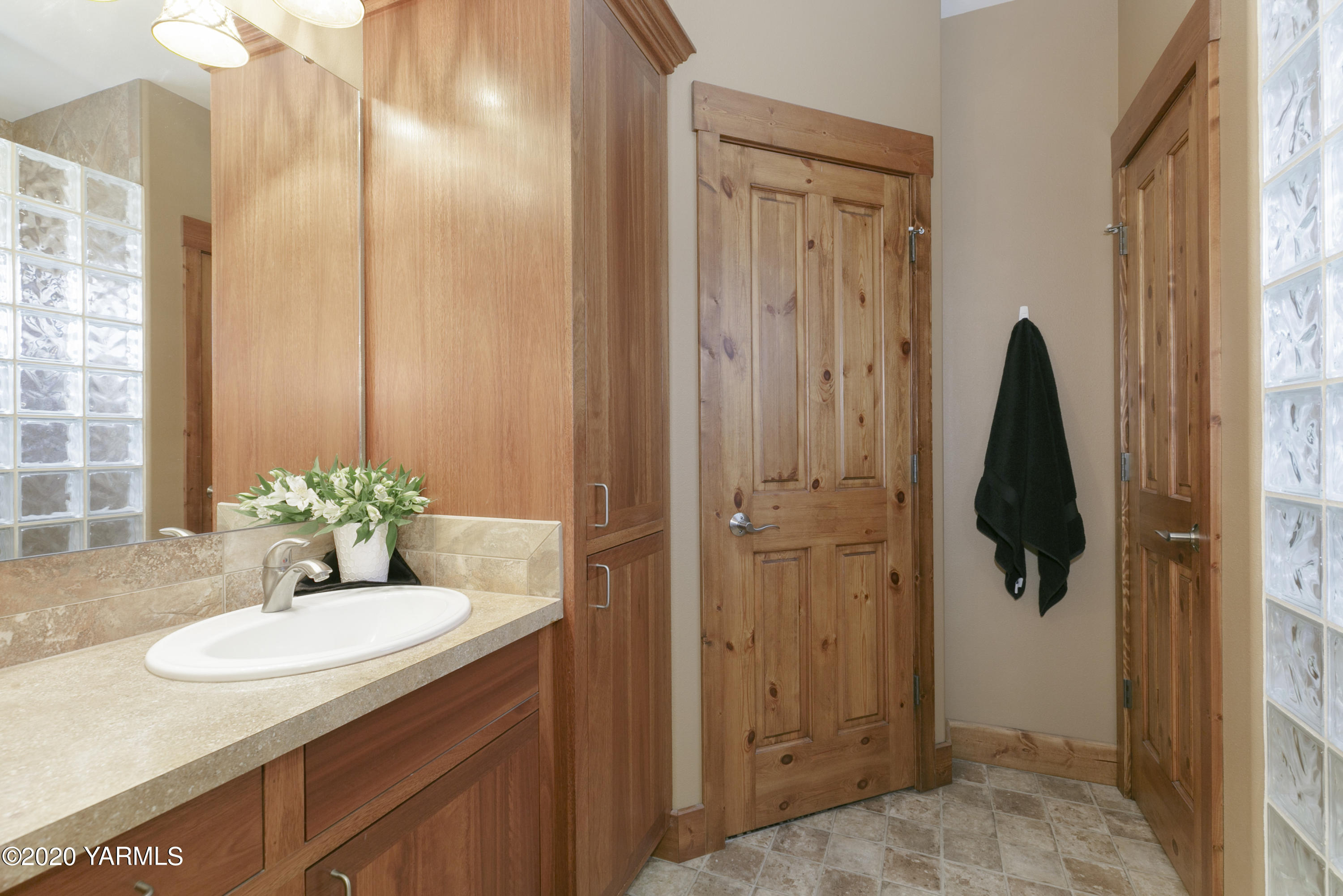 1800 Cook Road Yakima, WA 98908 - Photo 17 of 42 Bathroom in 2nd master suite