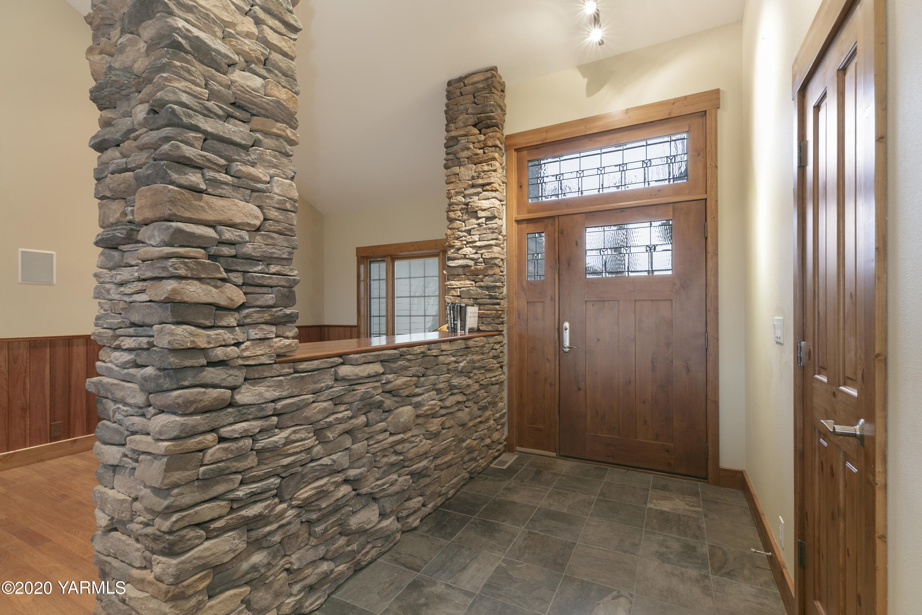 1800 Cook Road Yakima, WA 98908 - Photo 3 of 42 Foyer With Rock Pillars