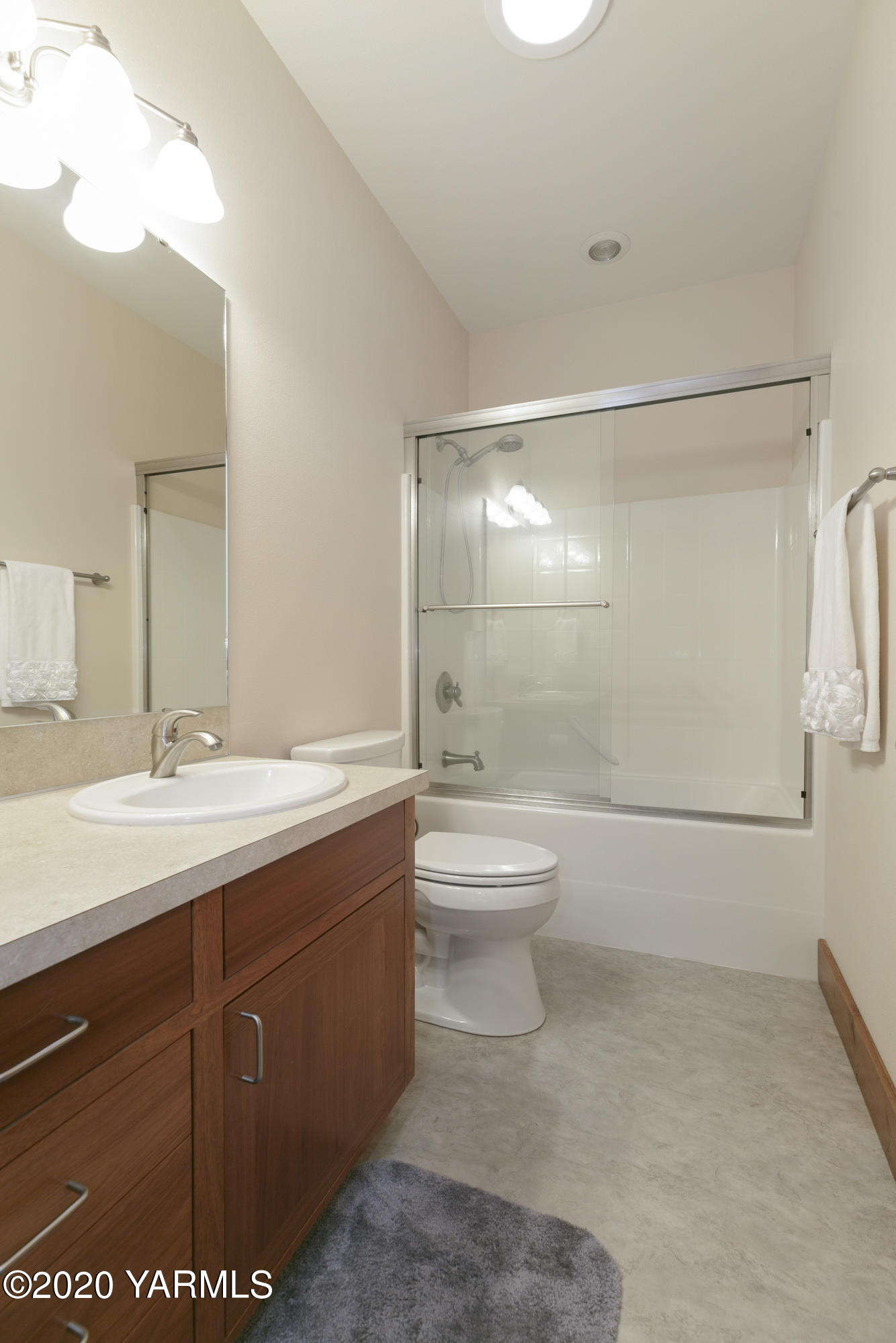 1800 Cook Road Yakima, WA 98908 - Photo 21 of 42 Main bathroom #3