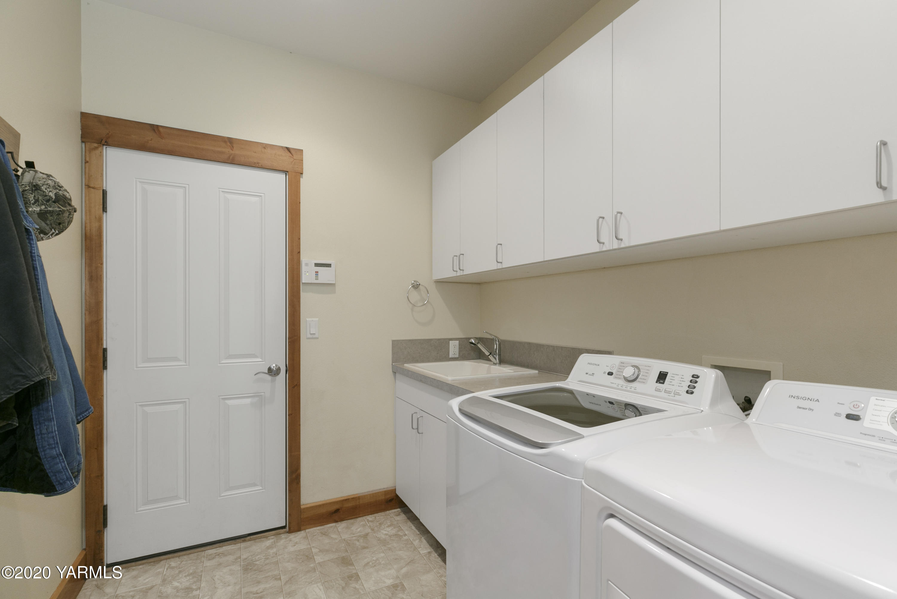 1800 Cook Road Yakima, WA 98908 - Photo 22 of 42 Large muroom with sink