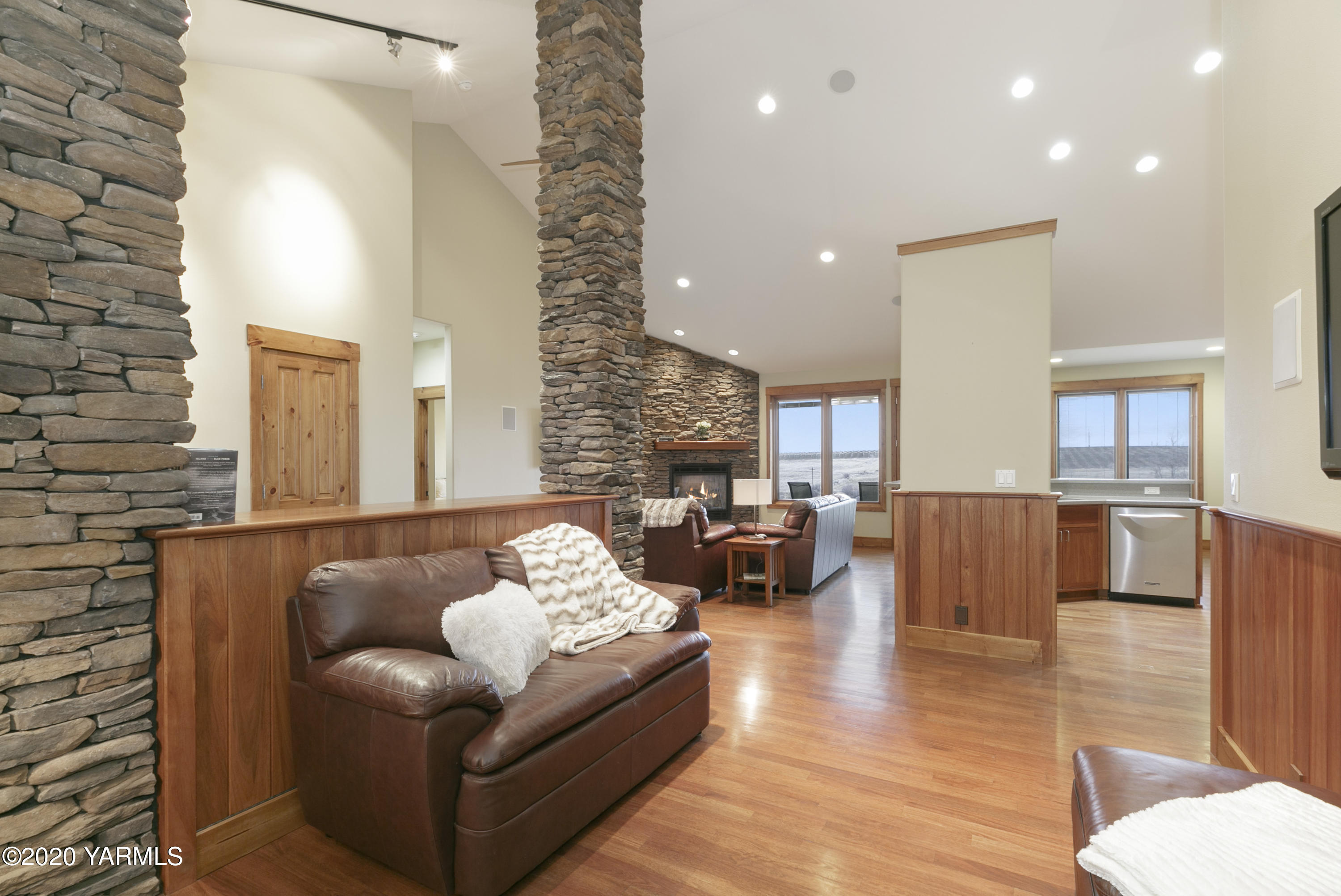 1800 Cook Road Yakima, WA 98908 - Photo 4 of 42 Looking from den-sitting room to grea