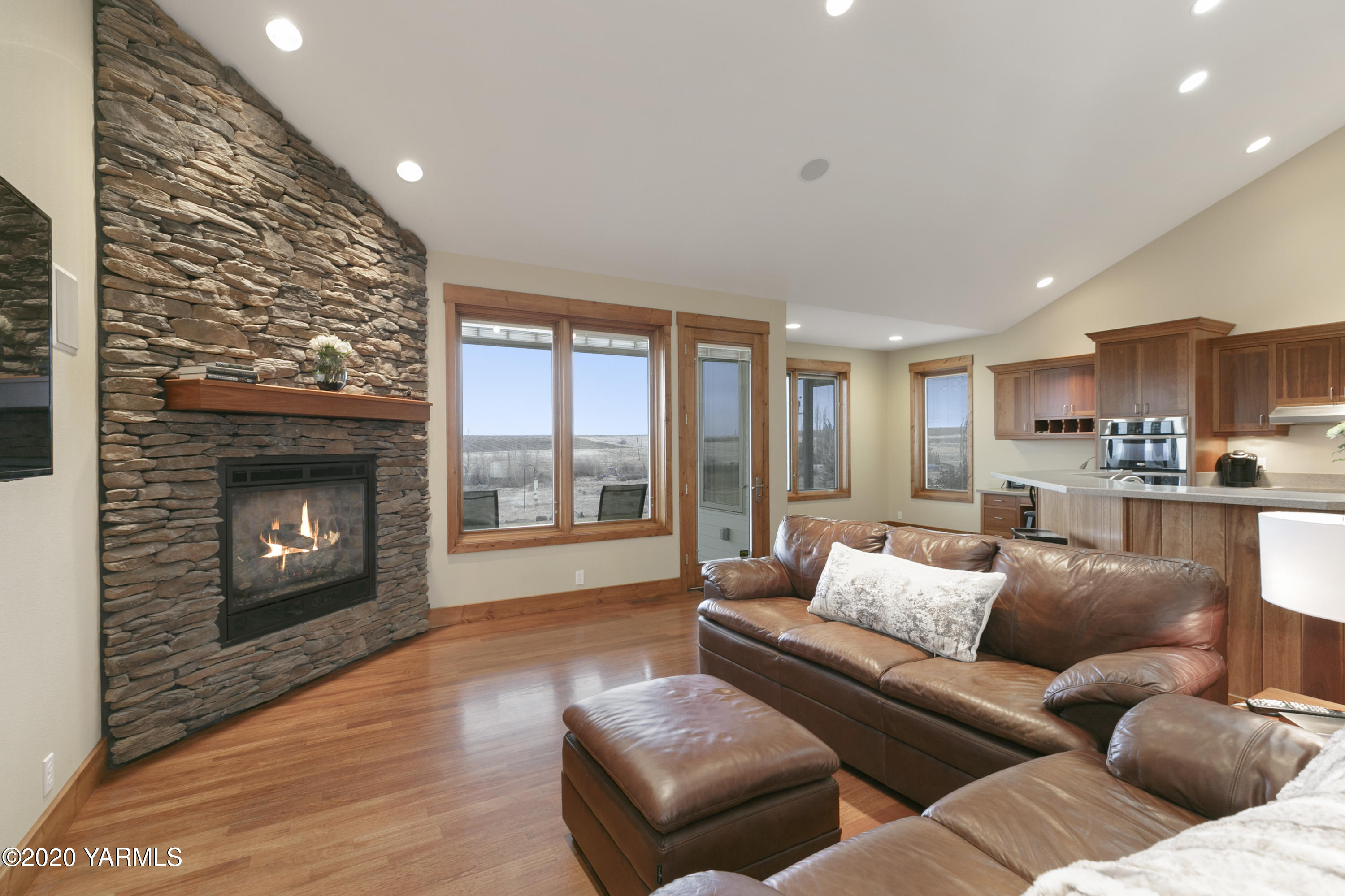 1800 Cook Road Yakima, WA 98908 - Photo 5 of 42 Vaulted great room with view to the S
