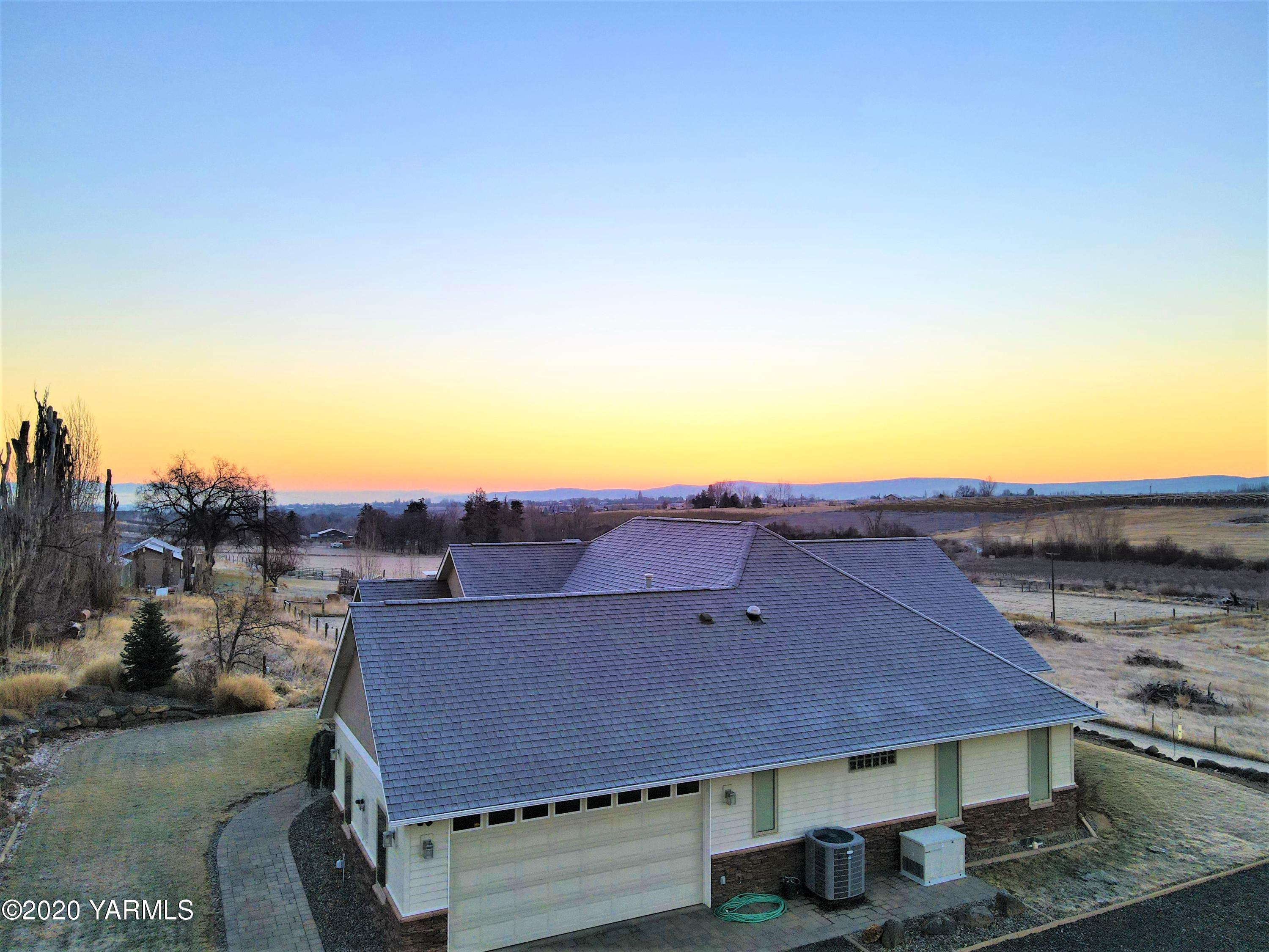1800 Cook Road Yakima, WA 98908 - Photo 41 of 42 Home with sunrise in in background