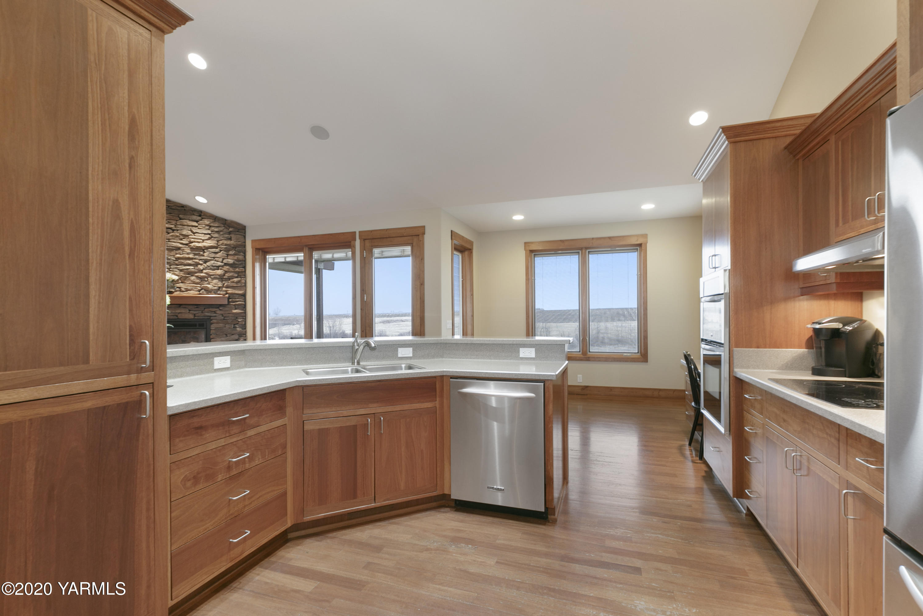 1800 Cook Road Yakima, WA 98908 - Photo 9 of 42 Kitchen With Ample Cabinet Space