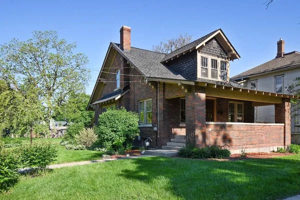 $575,000 | 418 South Hough Street, Barrington, IL 60010