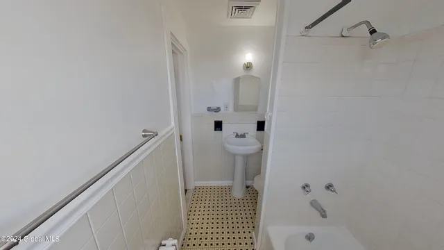 $995 | 469 Delaware Avenue, Unit A, Albany, NY 12209