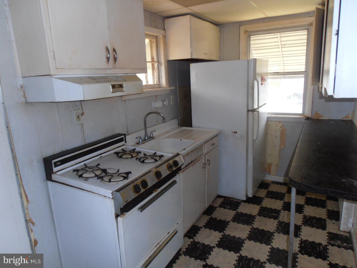 561 Wiltshire Road Upper Darby, PA 19082 - Photo 4 of 17