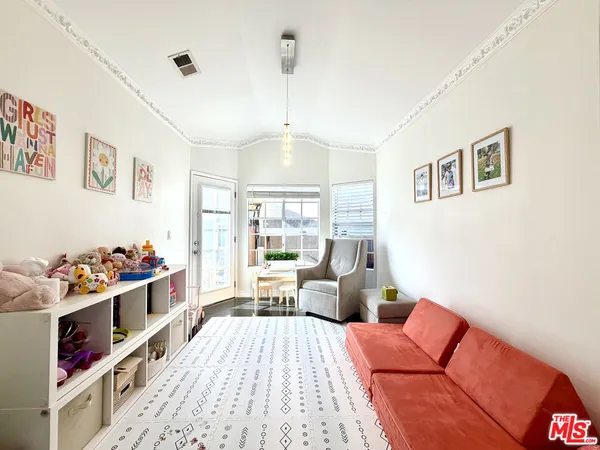 $7,000 | 7764 Fountain Avenue, West Hollywood, CA 90046