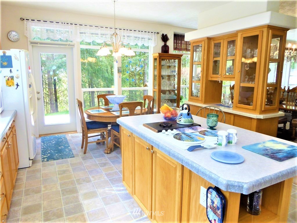 137 Smith Road Centralia, WA 98531 - Photo 12 of 39 a dining room with a table and chairs