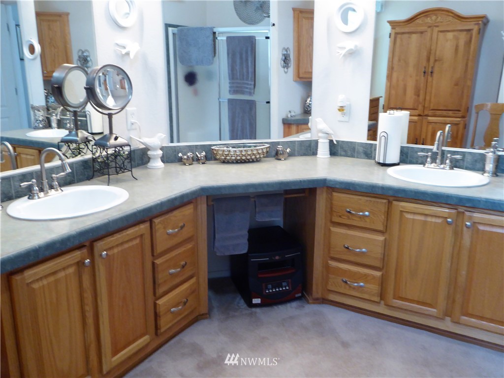 137 Smith Road Centralia, WA 98531 - Photo 26 of 39 a bathroom with a sink double vanity and a mirror