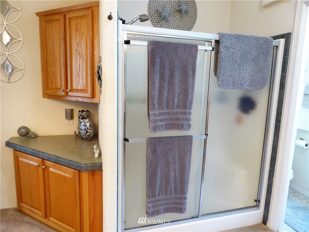 137 Smith Road Centralia, WA 98531 - Photo 28 of 39 a bathroom with a sink and a mirror