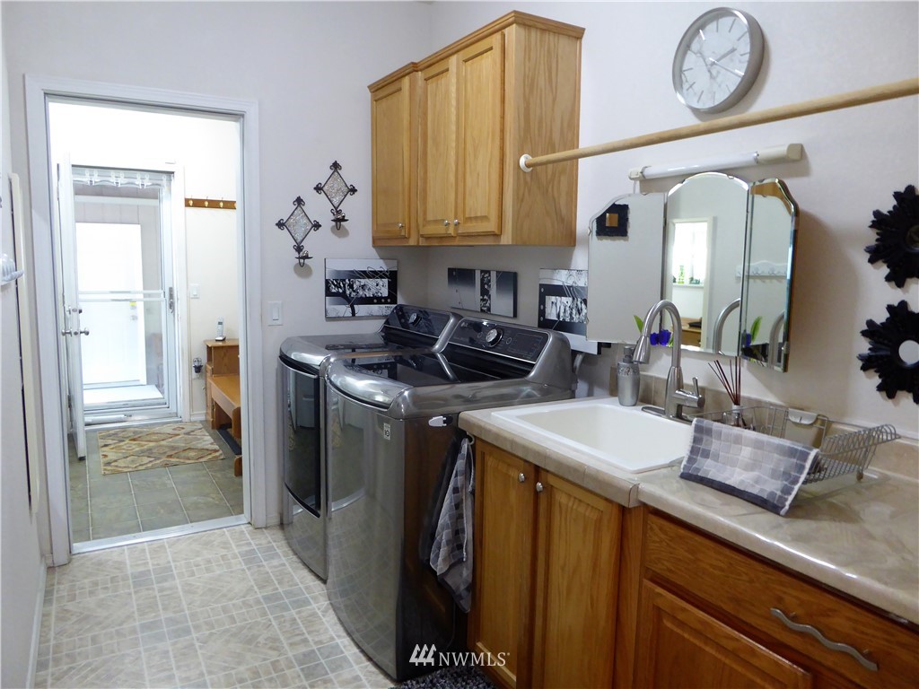 137 Smith Road Centralia, WA 98531 - Photo 32 of 39 a kitchen with stainless steel appliances granite countertop a sink a stove and a dining table
