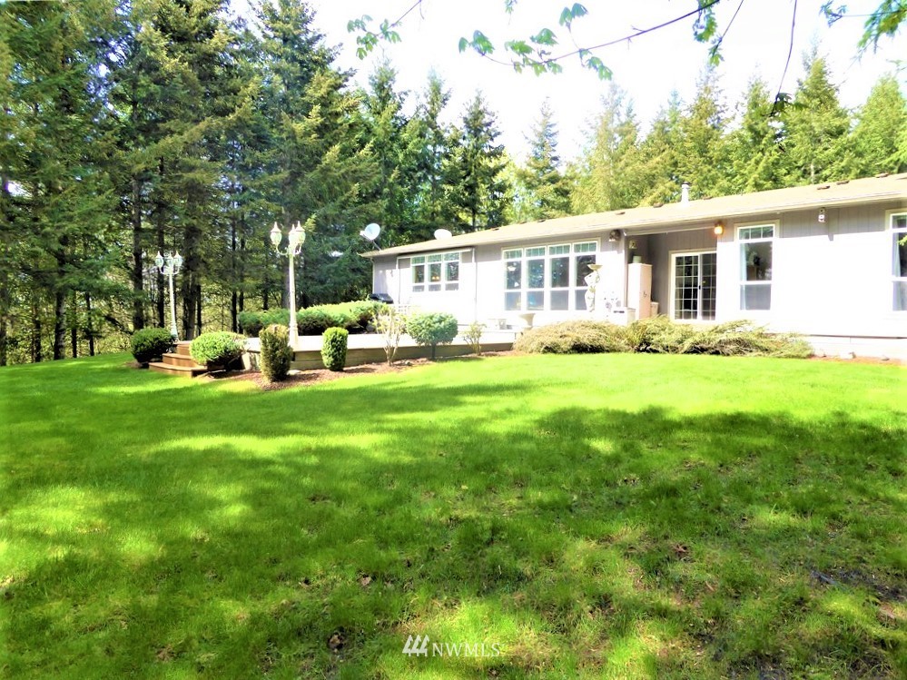137 Smith Road Centralia, WA 98531 - Photo 5 of 39 a front view of house with yard and green space