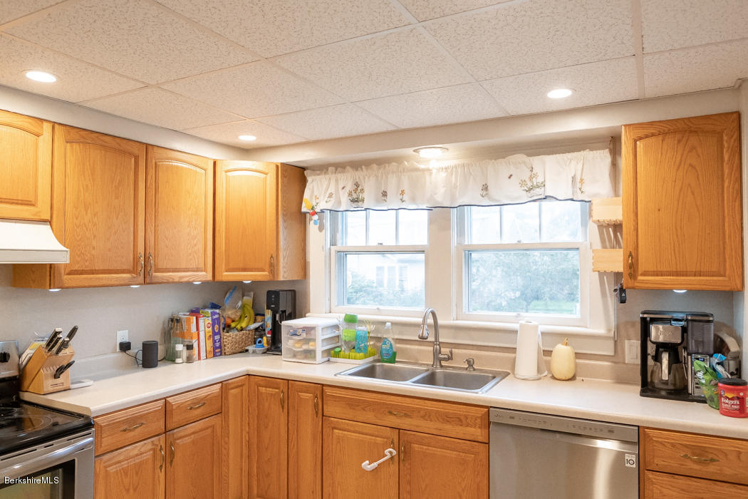 142 Cheshire Road Pittsfield, MA 01201 - Photo 15 of 34 Kitchen