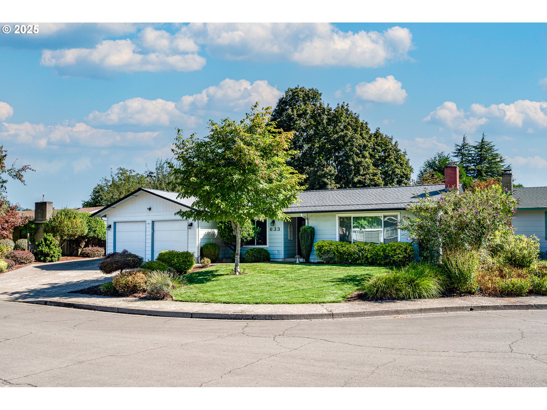 633 Rowan Avenue Springfield, OR 97477 - Photo 1 of 47 a front view of a house with a yard and potted plants