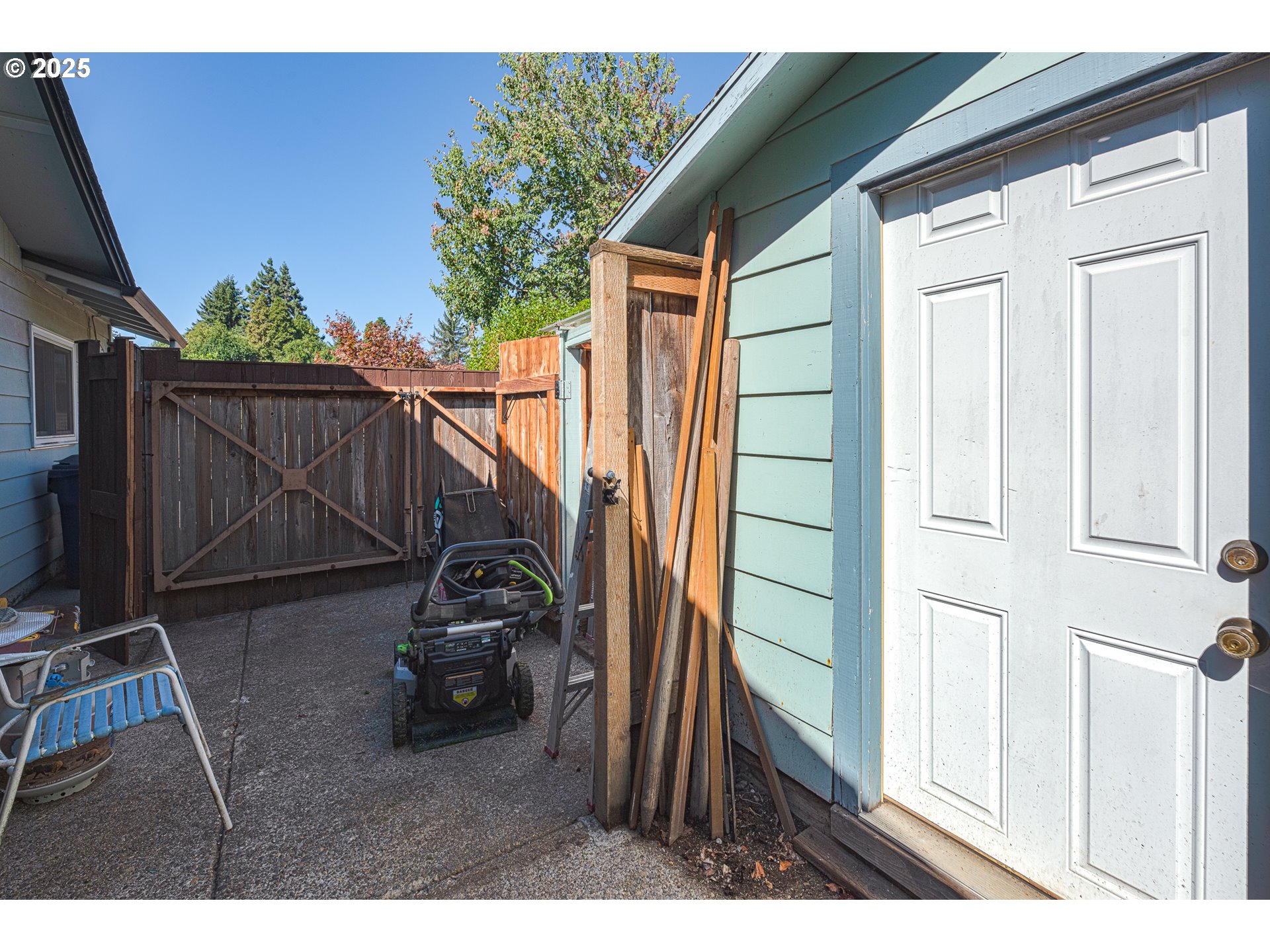633 Rowan Avenue Springfield, OR 97477 - Photo 45 of 47 a view of car garage