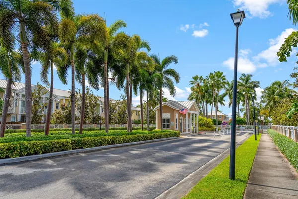 $670,000 | 10760 Northwest 74th Street, Doral, FL 33178