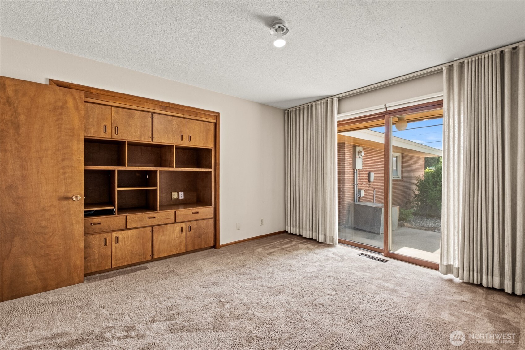 742 I Street Southwest Quincy, WA 98848 - Photo 12 of 28 a view of an empty room with a cabinet and workspace
