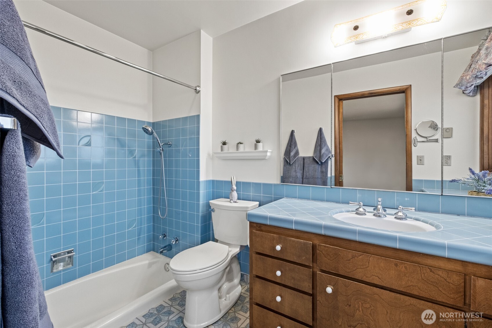 742 I Street Southwest Quincy, WA 98848 - Photo 15 of 28 a bathroom with a sink a toilet and shower