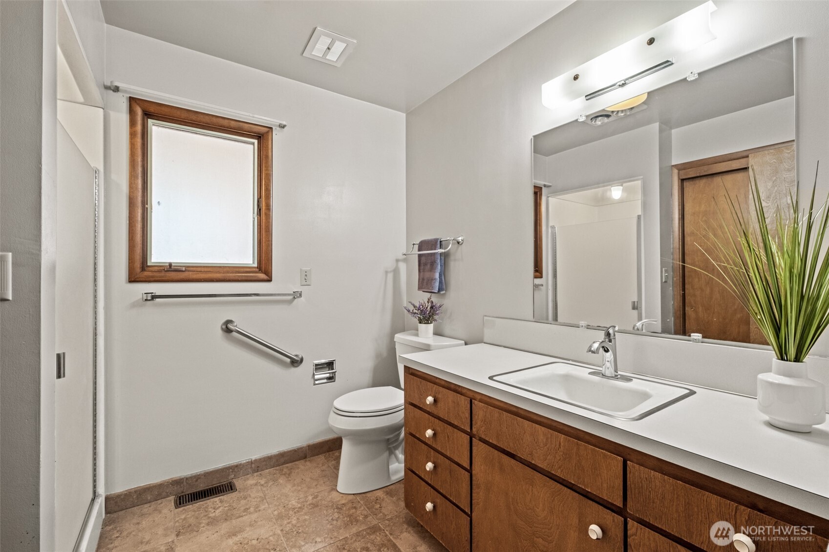 742 I Street Southwest Quincy, WA 98848 - Photo 20 of 28 a bathroom with a toilet sink and mirror