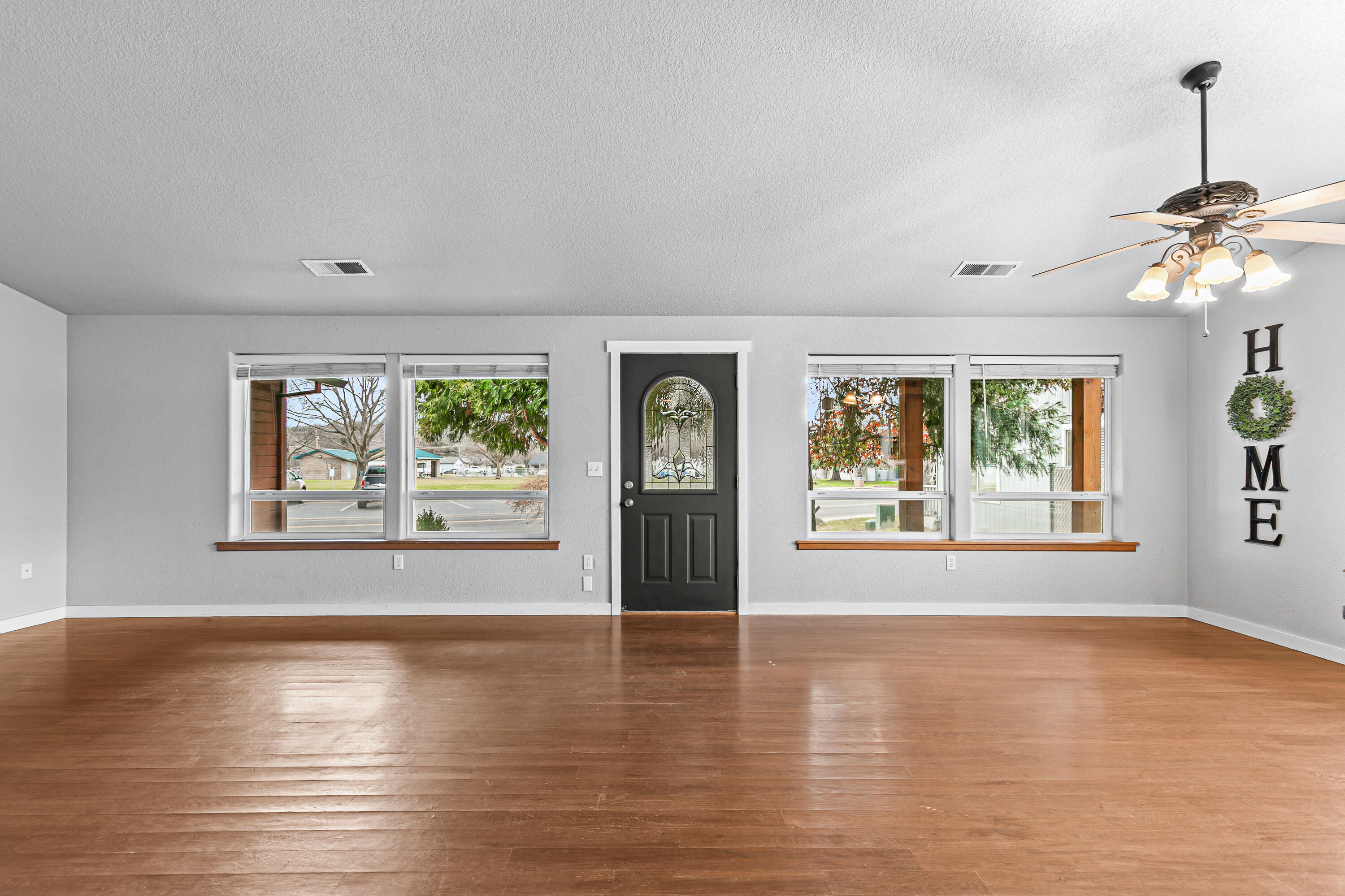 388 Crystal Drive Eagle Point, OR 97524 - Photo 5 of 35 5