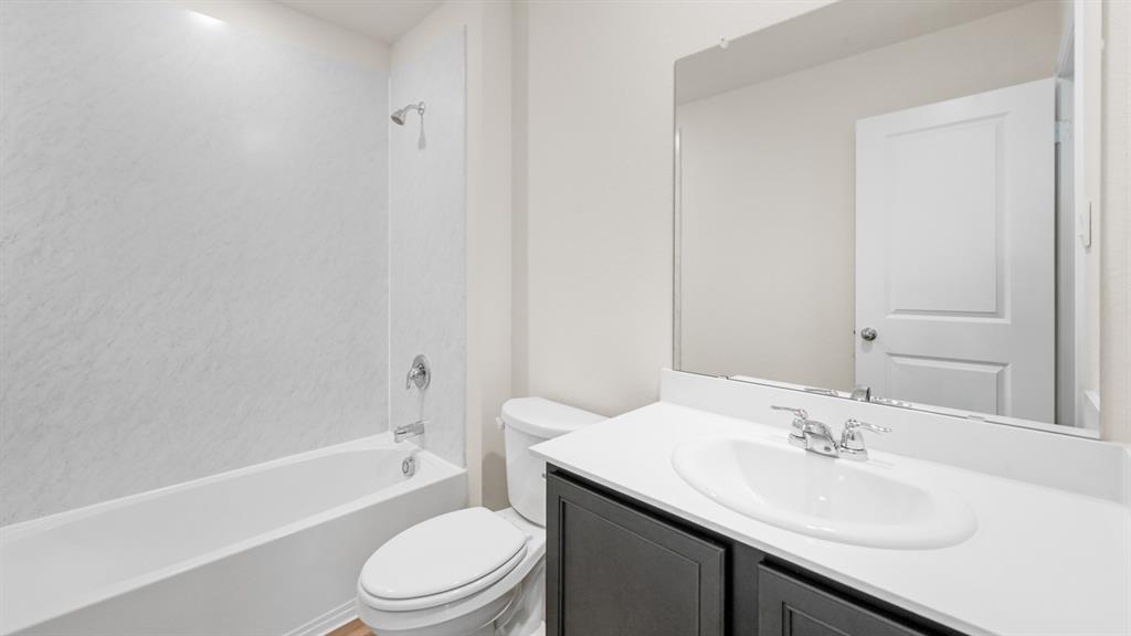 210 Pheasant Run Road Terrell, TX 75160 - Photo 19 of 28 a bathroom with a sink a toilet and a bathtub