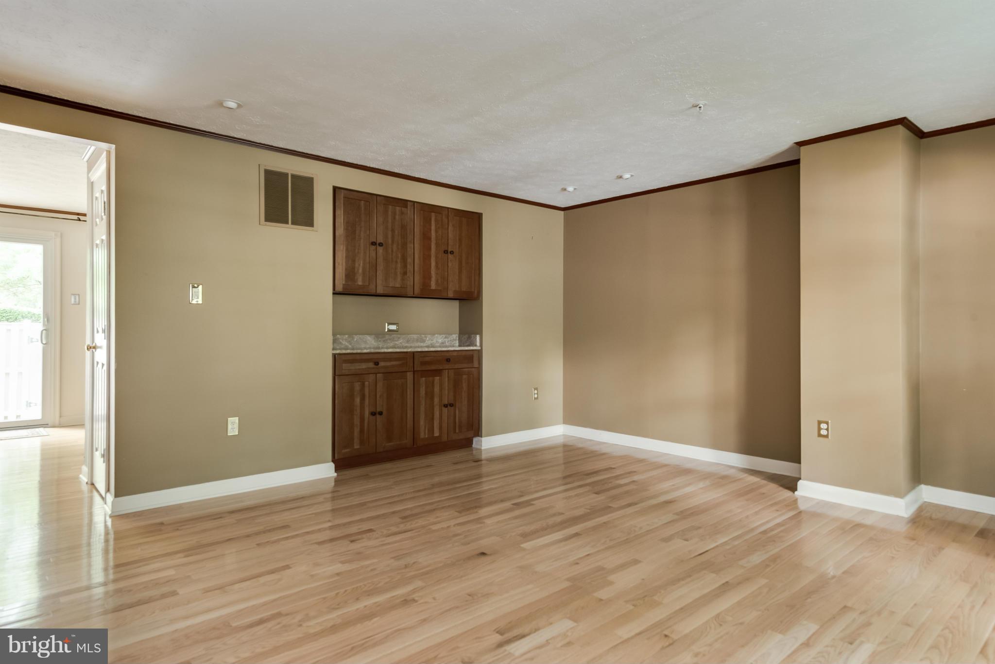563 Quaker Ridge Court Arnold, MD 21012 - Photo 2 of 30 Living Room