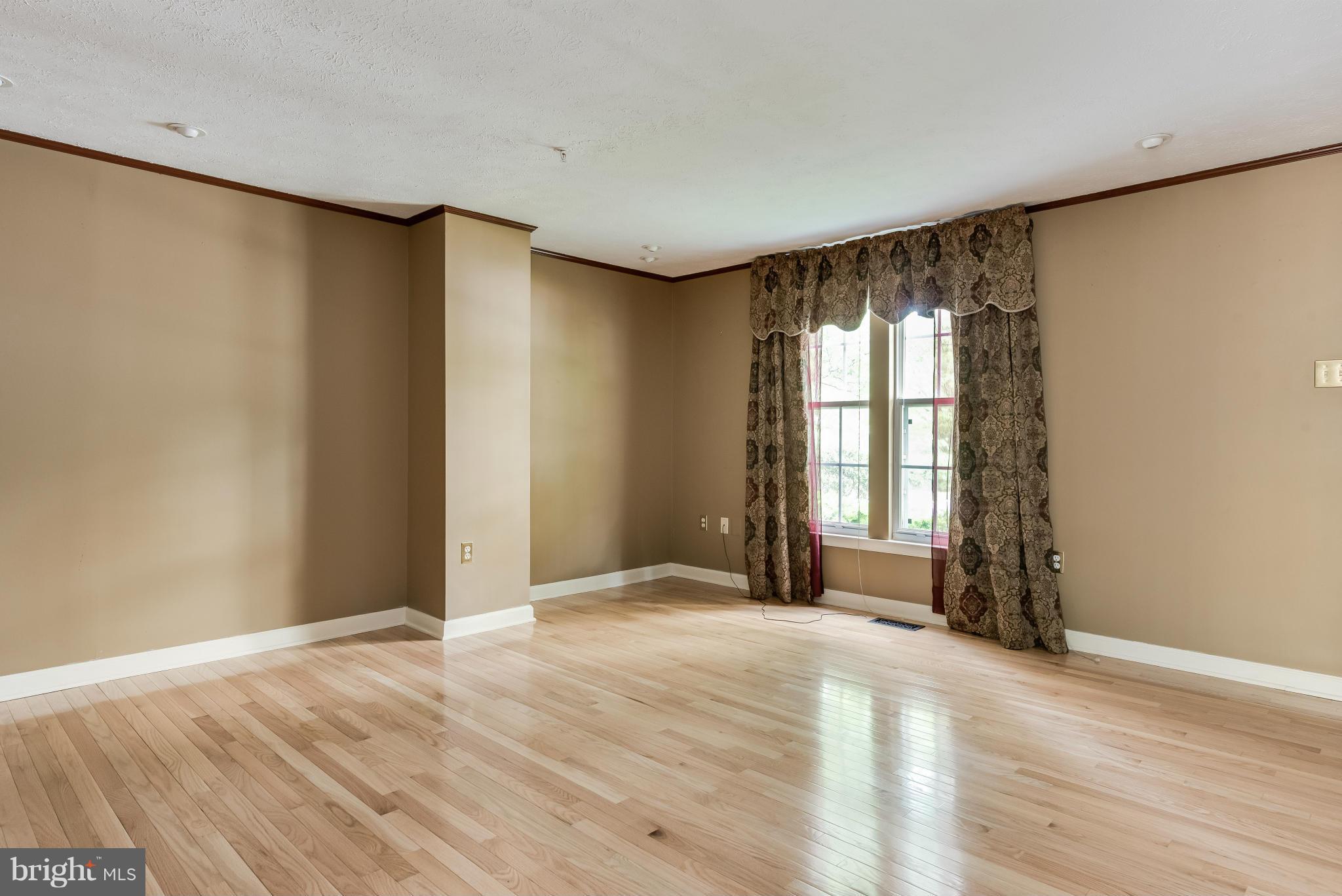 563 Quaker Ridge Court Arnold, MD 21012 - Photo 3 of 30 Living Room
