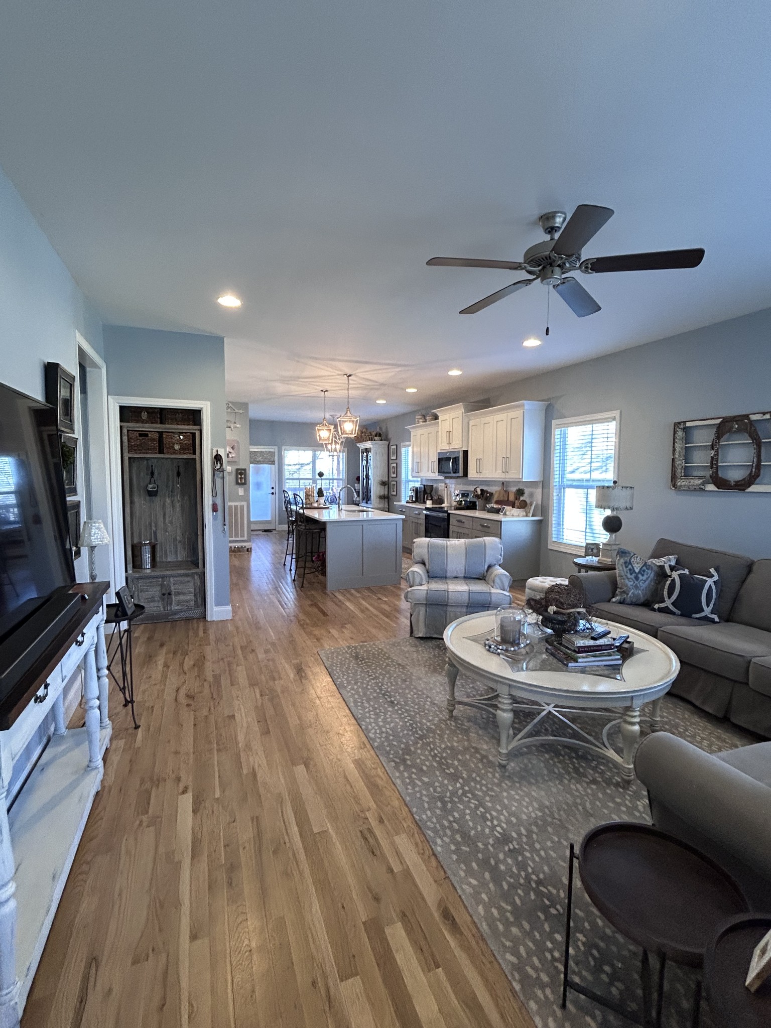 207 North Walnut Street Springfield, TN 37172 - Photo 4 of 14 a living room with furniture and a flat screen tv