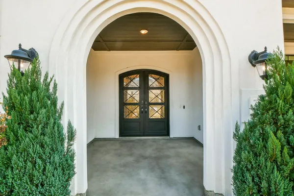 a view of entryway with garden