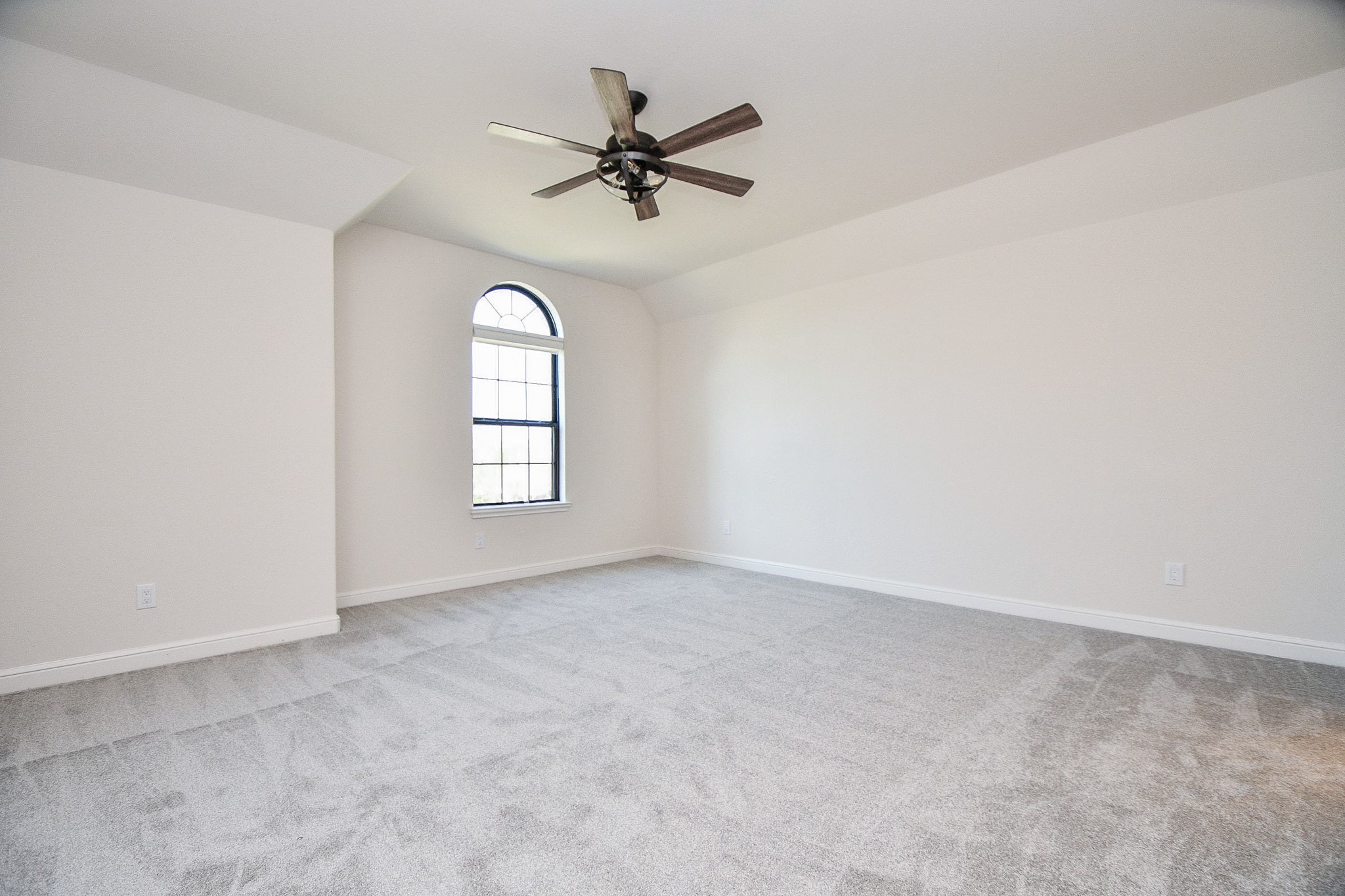8526 Tombron Grove Road Magnolia, TX 77354 - Photo 36 of 50 an empty room with windows and closet