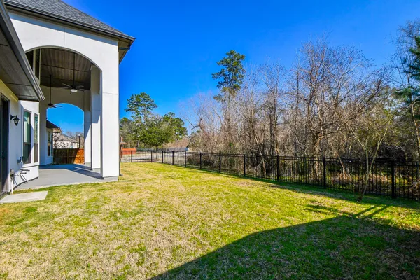 a view of a house with backyard and tree