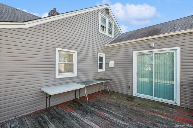 a view of a house with backyard and roof